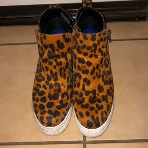 Leopard print high heeled shoes
